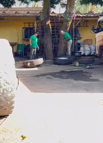 Equipe em serviço no pátio